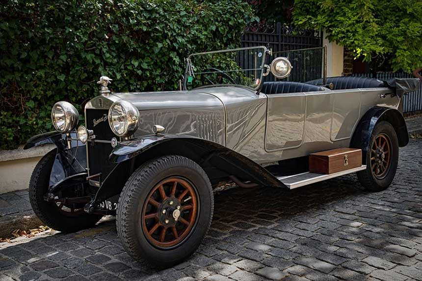 vintage-car-on-the-sidewalk