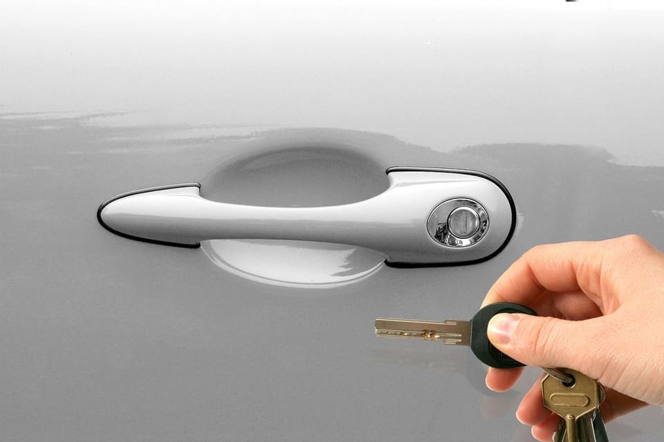 car-door-and-car-keys